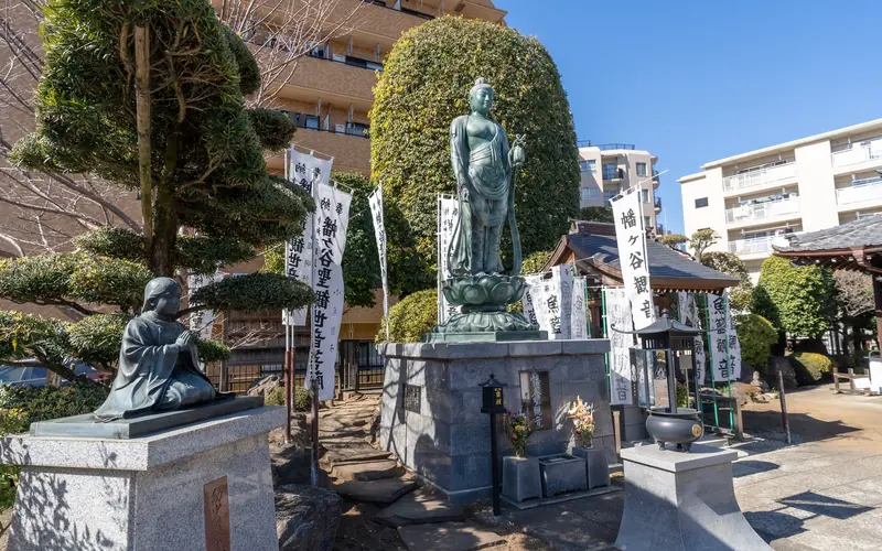 清岸寺会館の観音像と庭(左から)