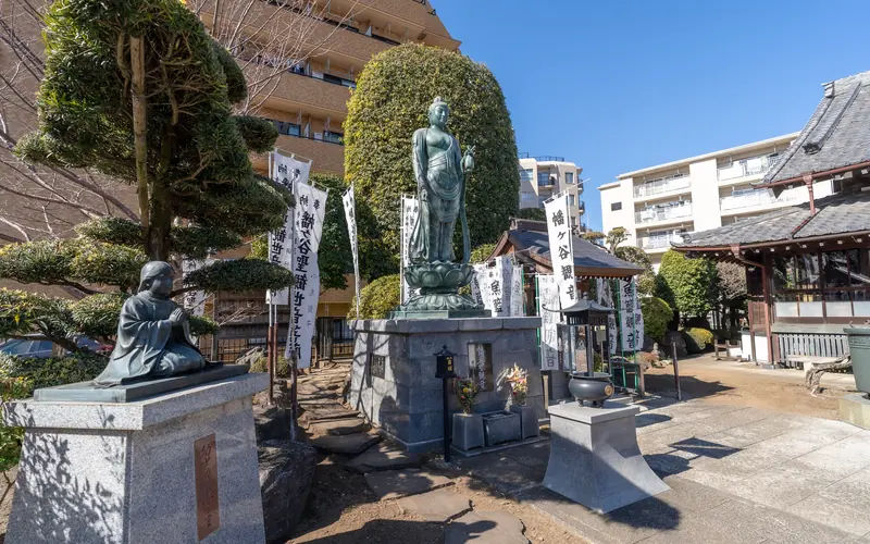 清岸寺会館の観音像と庭(本堂側)