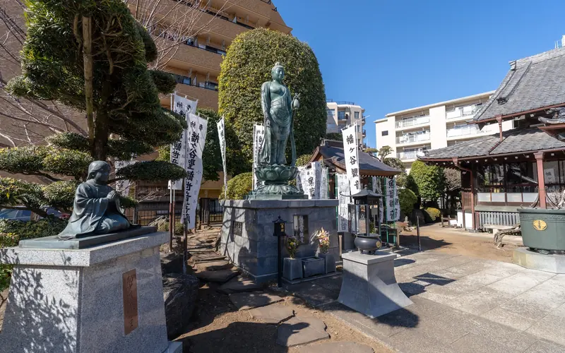 清岸寺会館の観音像と庭(本堂側)