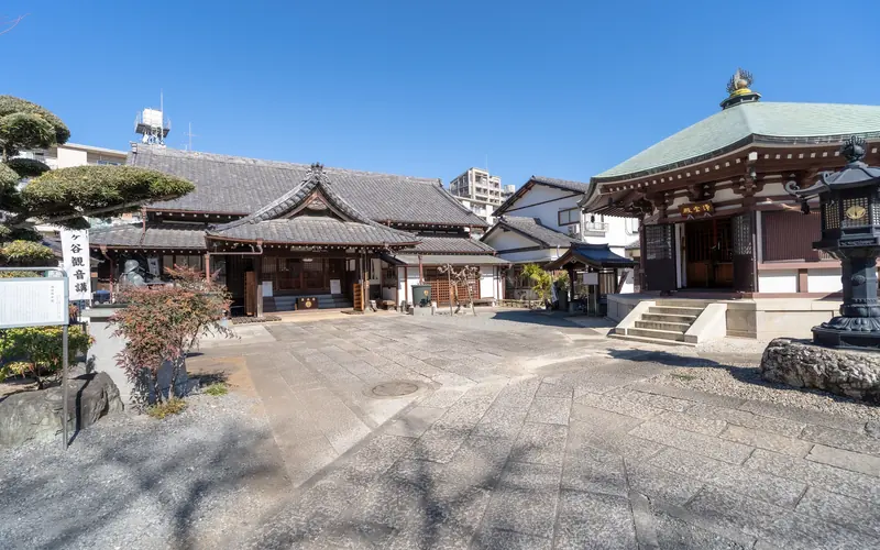 清岸寺会館の境内(観音堂と本堂)