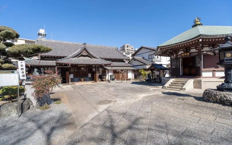 清岸寺会館の境内(観音堂と本堂)