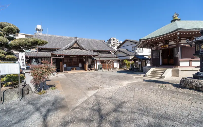 清岸寺会館の境内（観音堂と本堂）