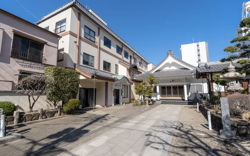 千松閣の参道と建物