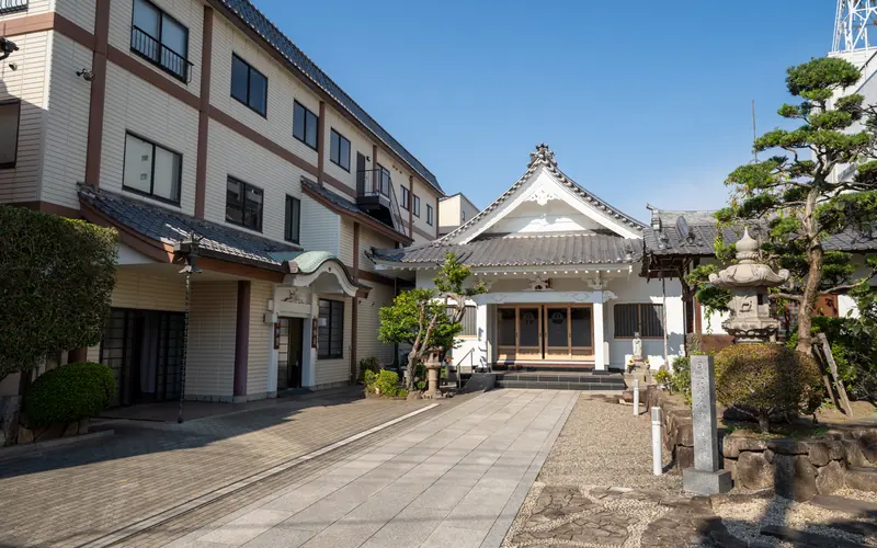 千松閣の本堂と建物(参道より)