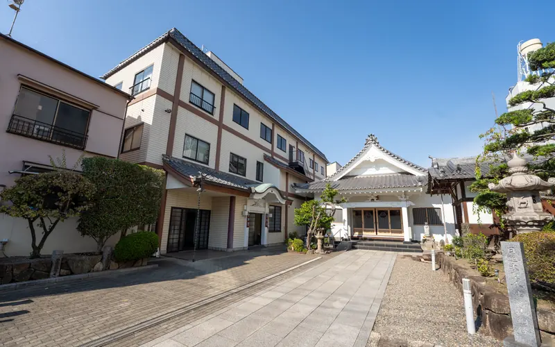 千松閣の参道と本堂