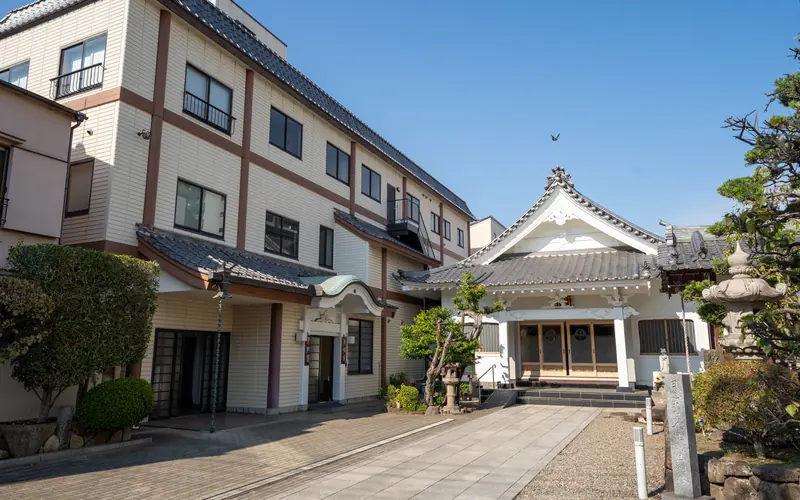 千松閣の本堂と建物（斜め）