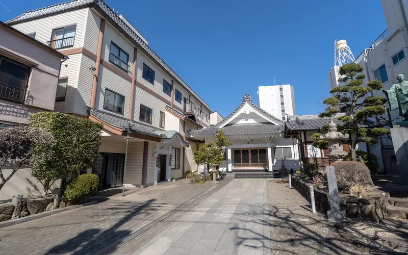 千松閣の参道から見た本堂