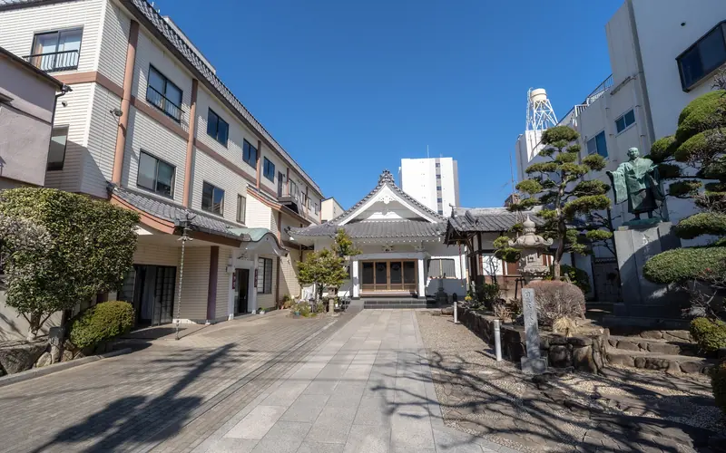 千松閣の参道から見た本堂(2)