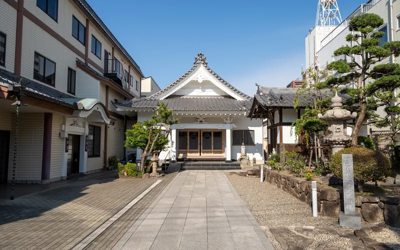 千松閣の本堂正面（参道より）