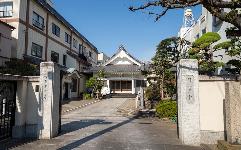 千松閣の門柱と本堂（入口から）