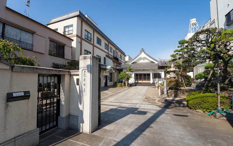 千松閣の門柱(通りから)