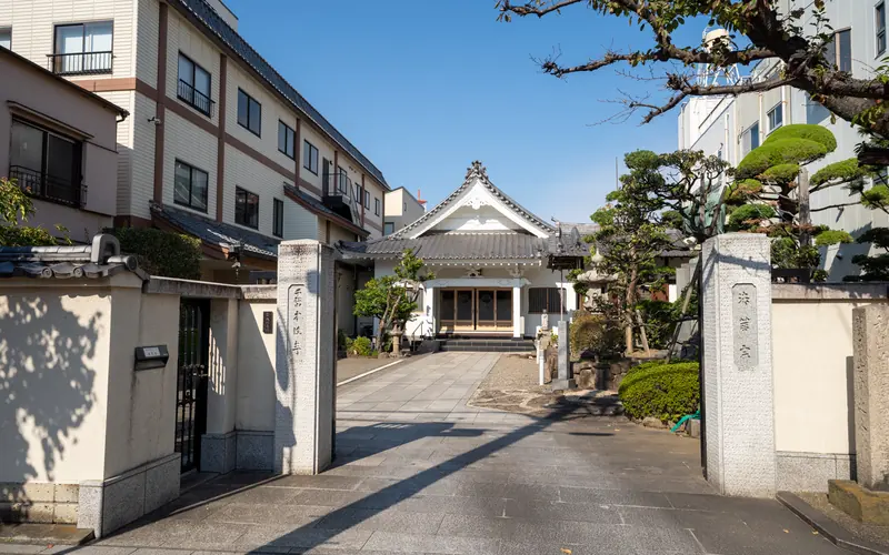 千松閣の門柱と参道