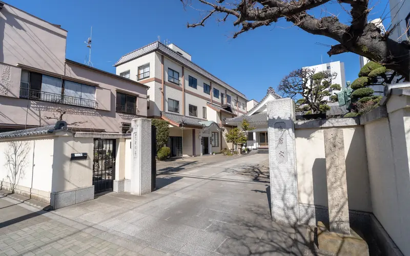 千松閣の門と建物(通りから)