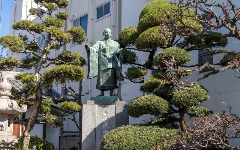 千松閣の境内の銅像