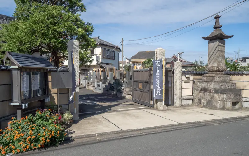 本蔵寺の山門と石塔(左寄り)