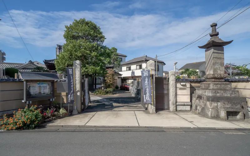 本蔵寺の山門と石塔(正面)
