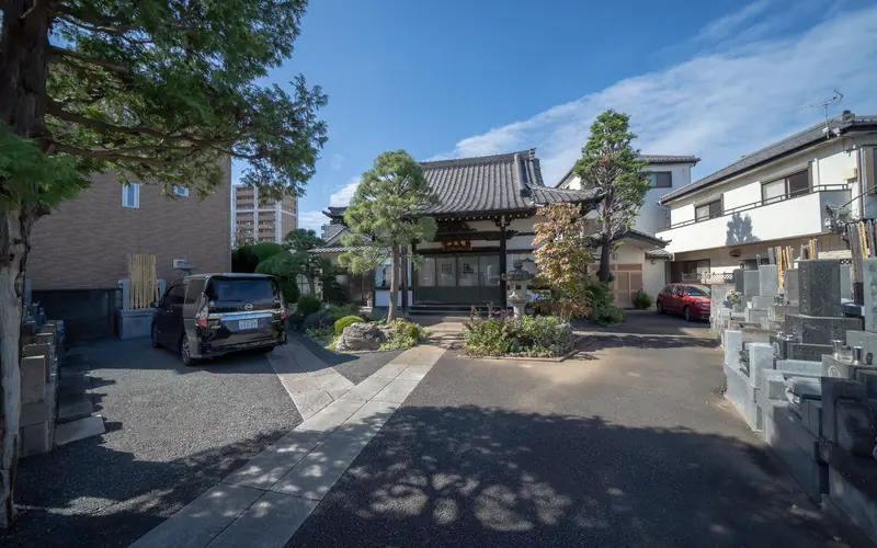 本蔵寺の境内の通路と本堂