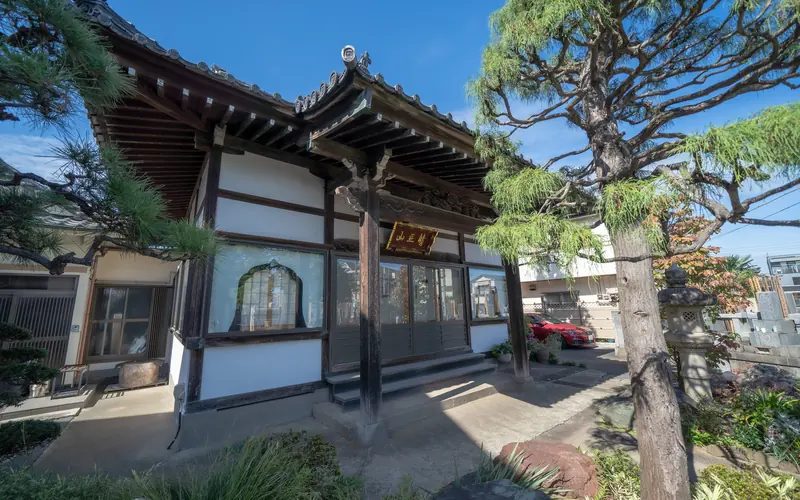 本蔵寺の本堂(右手から)