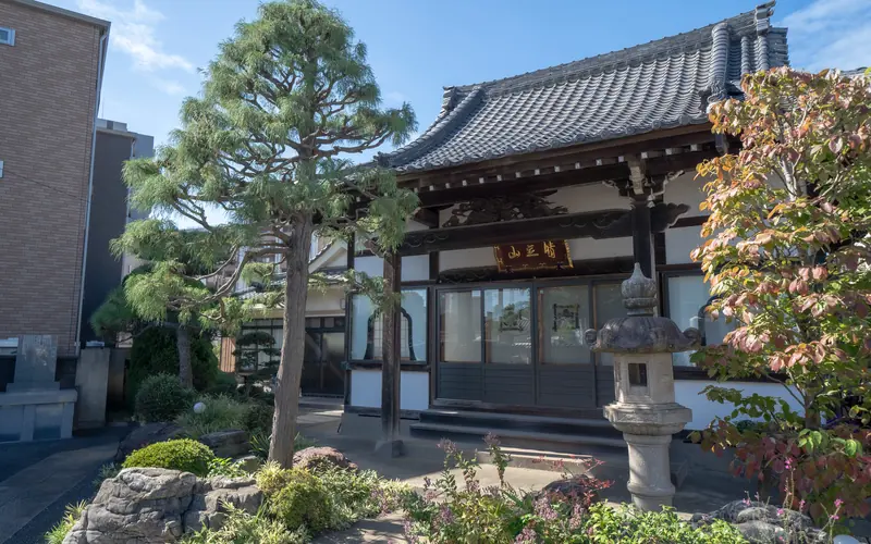 本蔵寺の本堂(左手から)