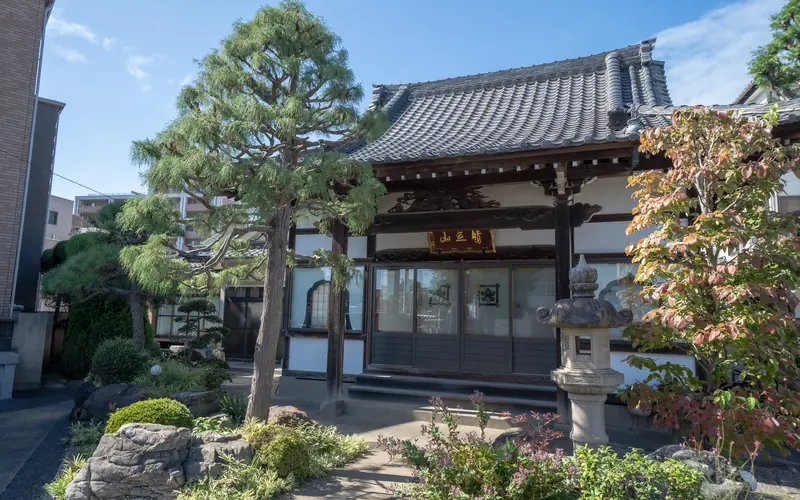 本蔵寺の本堂(庭側から)