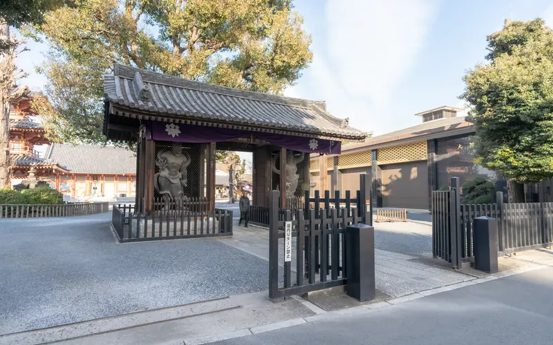 宝仙寺 大師堂の山門(道路側から)
