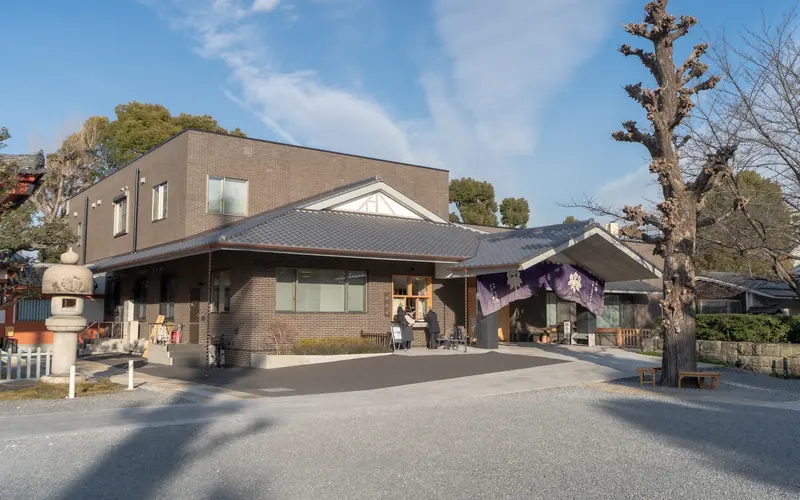 宝仙寺 大師堂の入口（石灯籠側から）