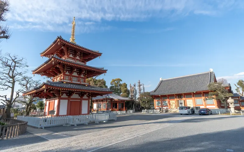 宝仙寺 大師堂の三重塔と本堂