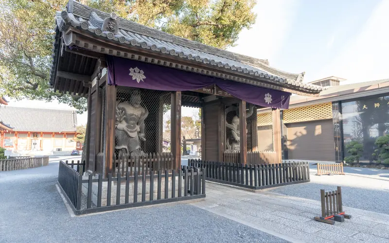宝仙寺 大師堂の山門(仁王像)