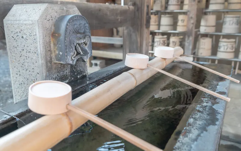 宝仙寺 大師堂の手水(水盤と柄杓)