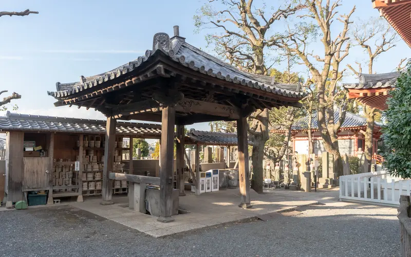 宝仙寺 大師堂の屋根付きの水場
