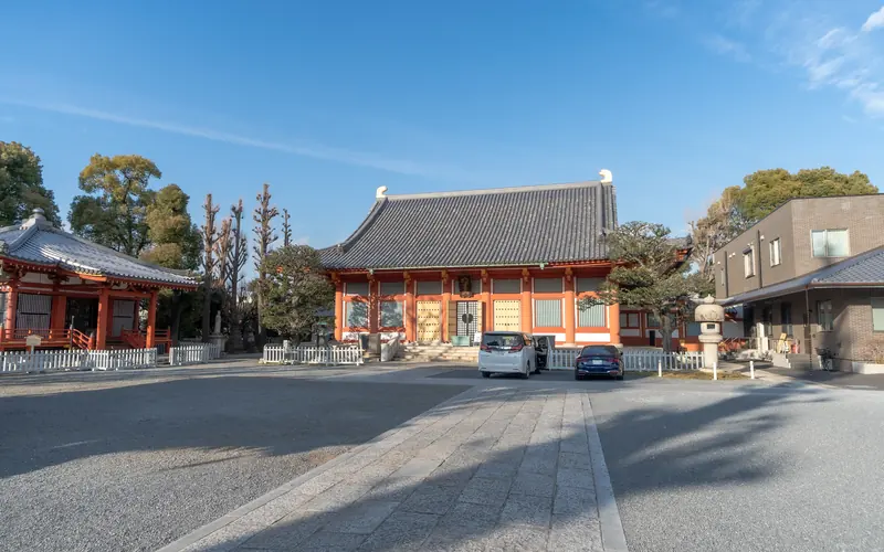 宝仙寺 大師堂の本堂と参道