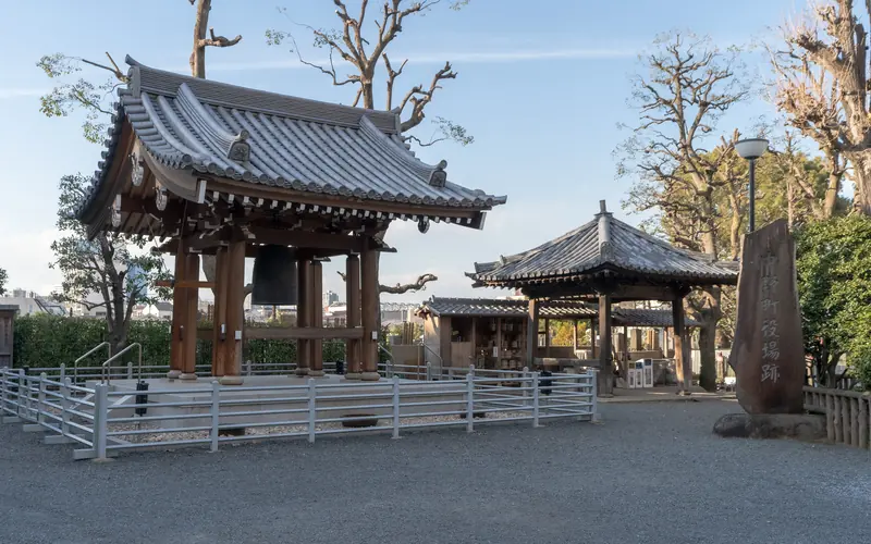 宝仙寺 大師堂の鐘楼と境内