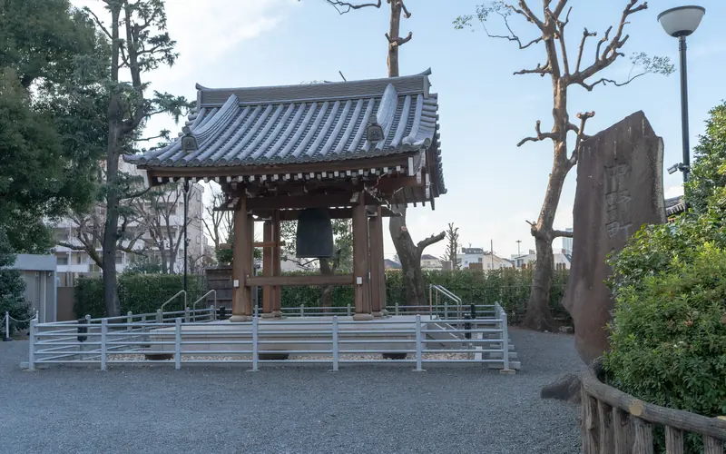 宝仙寺 大師堂の鐘楼(左手から)