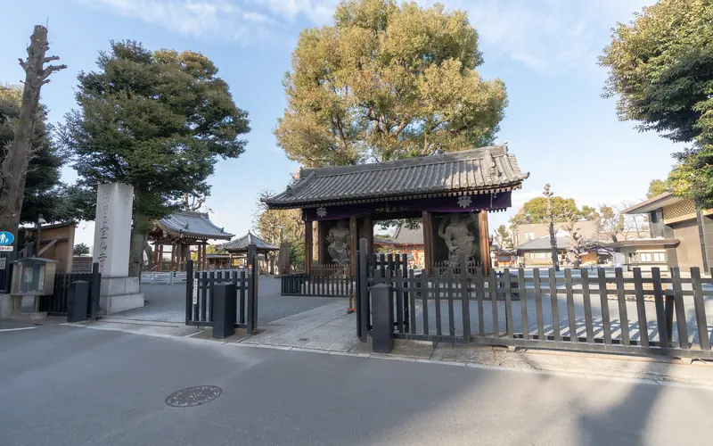 宝仙寺 大師堂の山門前の道路