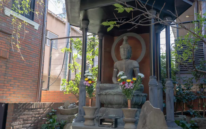 法真寺会館の境内の仏像と供花