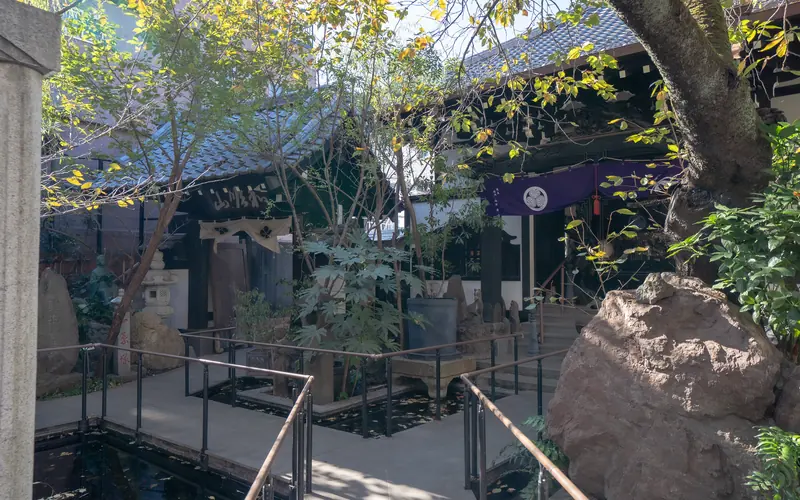 法真寺会館の境内と本堂（広角）