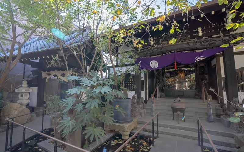 法真寺会館の境内と本堂(正面)