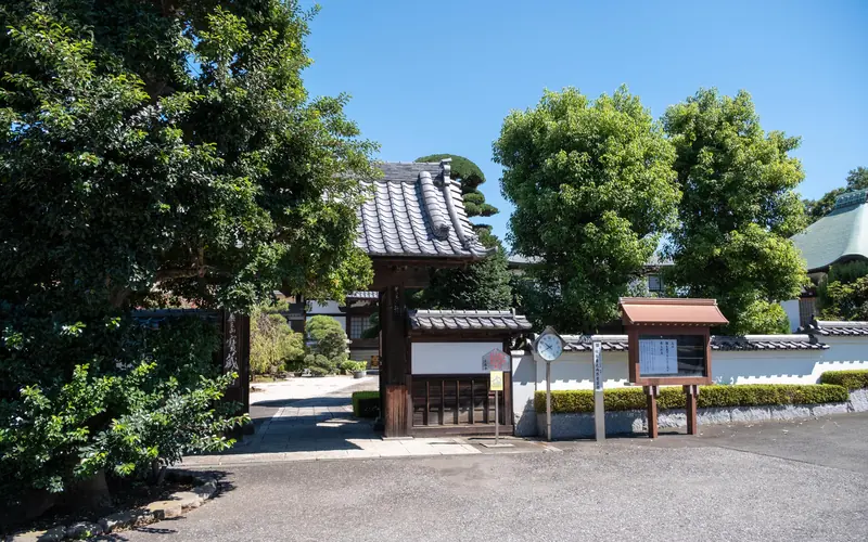 宝蔵寺の山門と掲示板（遠景）