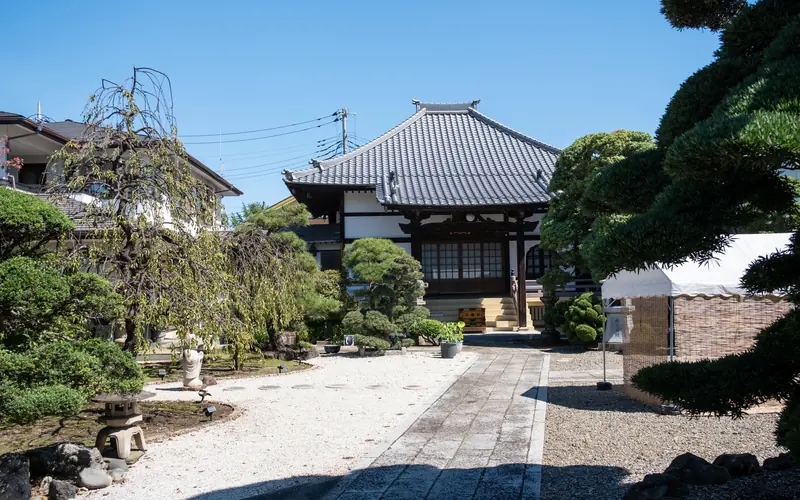 宝蔵寺の境内の参道と本堂