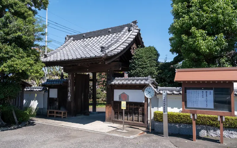 宝蔵寺の山門と掲示板(近景)