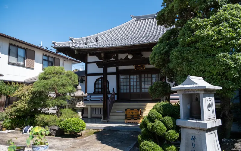 宝蔵寺の本堂(斜めから)