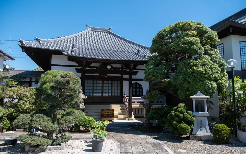 宝蔵寺の本堂（正面寄り）
