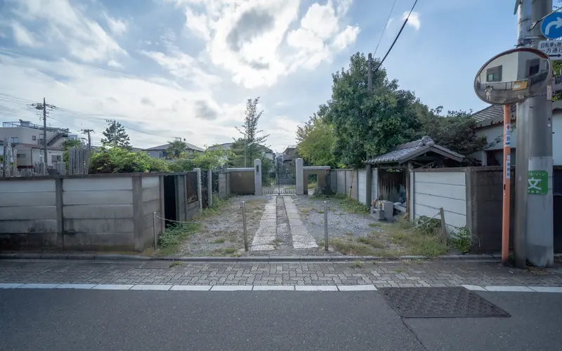 極楽寺の道路側から見た門前