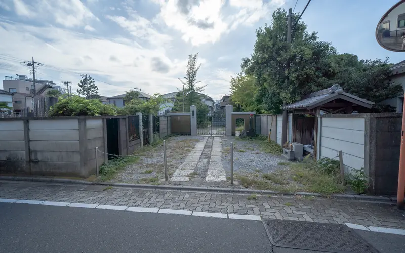 極楽寺の道路側から見た門前(別カット)