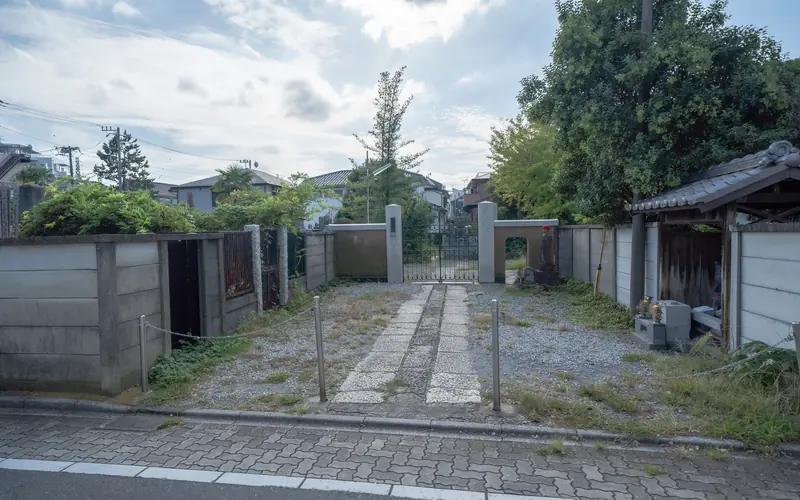 極楽寺の門前の道路と参道