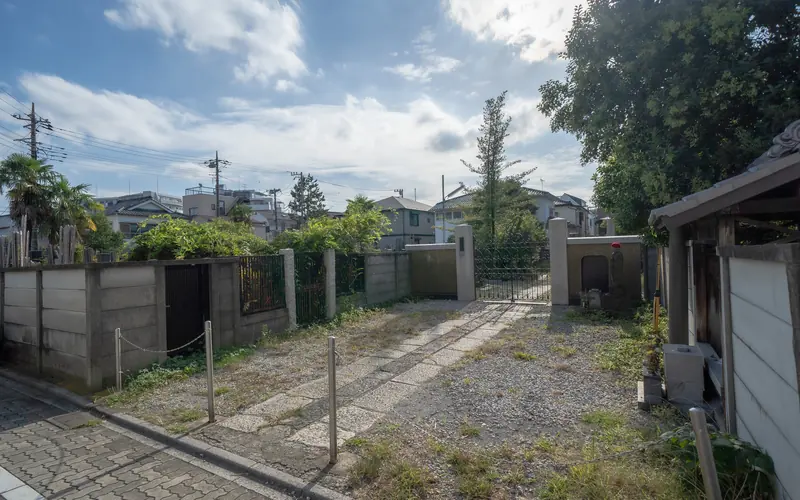 極楽寺の門前の参道(右寄り)