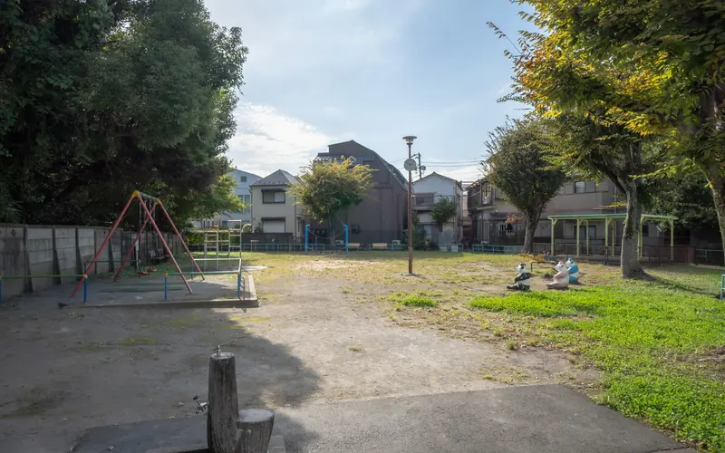 極楽寺の遊具のある公園