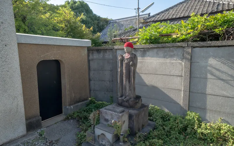 極楽寺の壁際の地蔵