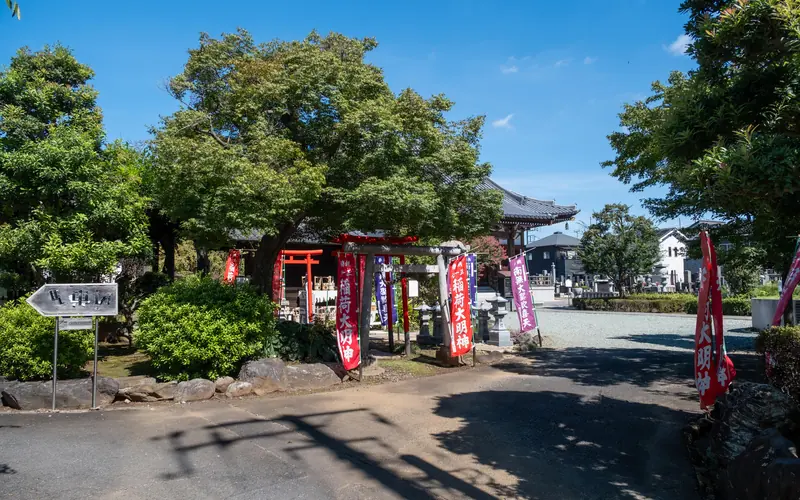 蓮光寺 聖天堂の境内入口の参道