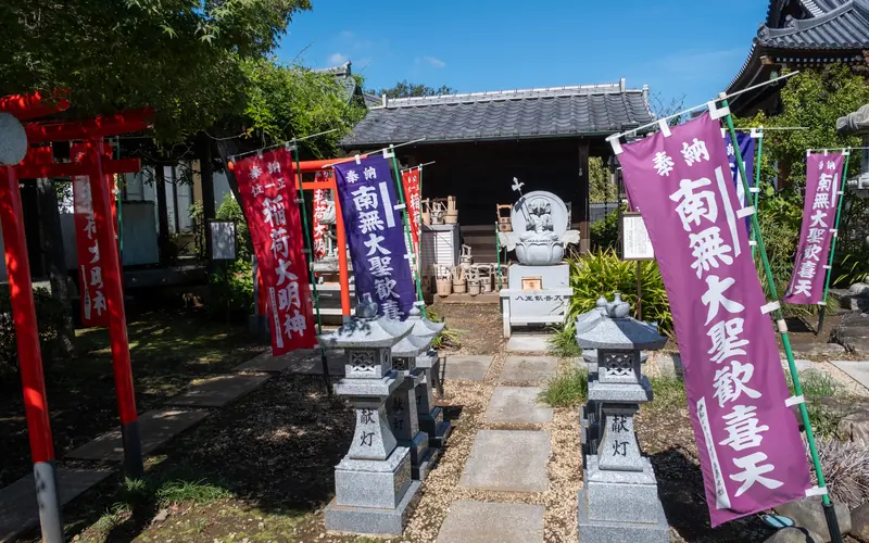 蓮光寺 聖天堂の境内の鳥居とのぼり